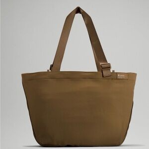 LULULEMON
Clean Lines Tote Bag 22l In Artifact